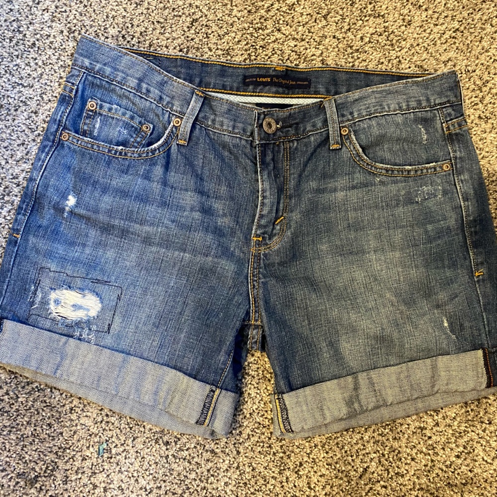 Destructed Levi boyfriend fit shorts